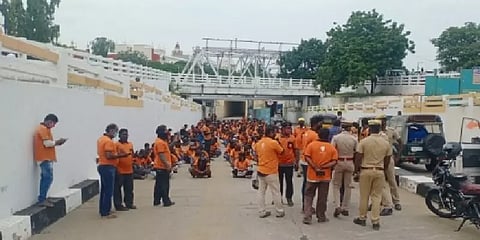 16 மணிநேரம் வேலை; சம்பளம் 12,000தான் இதவெச்சி என்னத்த? ஸ்டிரைக்கில் குதித்த swiggy பாய்ஸ்!