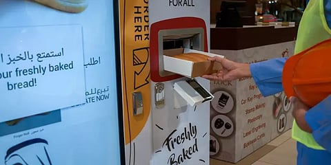 ஏழைகளுக்கு இலவச ரொட்டி வழங்கும் இயந்திரம்; துபாய் அரசுக்கு குவியும் பாராட்டுகள்