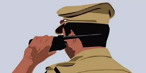 குற்றச் செயல்களுக்கு துணை போனதாக புகார் - 2 காவலர்கள் காத்திருப்போர் பட்டியலுக்கு மாற்றம்