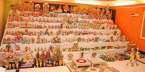நாடு முழுவதும் கோலாகலமாக தொடங்கிய நவராத்திரி விழா.!