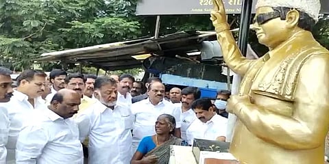 சென்னை: ஜி.என்.செட்டி சாலையில் உள்ள எம்ஜிஆர் சிலையை சேதப்படுத்திய மர்ம நபர்கள்