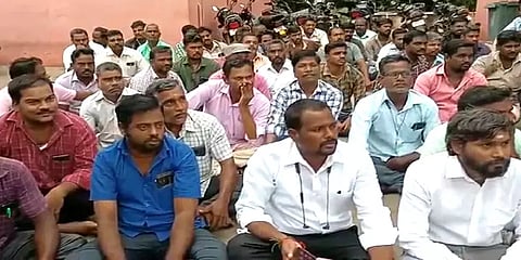பணி நீக்கம் செய்யப்பட்ட ஊழியர்களுக்கு ஆதரவாக உளுந்தூர்பேட்டை சுங்கச் சாவடியில் போராட்டம்