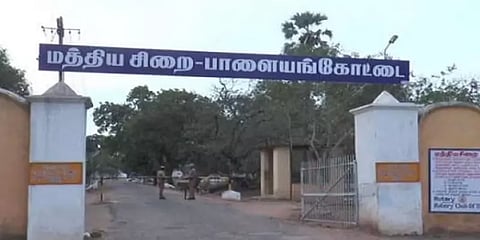 'சாதிய மோதல்களை தடுக்க கைதிகள் தனி அறையில் தங்கவைப்பு' - சிறைத்துறை டிஐஜி பழனி தகவல்