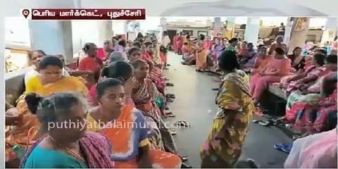 புதுச்சேரி: மொத்தமாக மீன்கள் ஏலம் விட தடை... மீனவர்கள் தர்ணா போராட்டம்