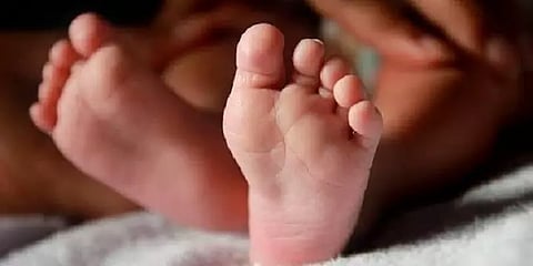 8 மாத கைக்குழந்தையுடன் கிணற்றில் குதித்த பெண் - நீரில் மூழ்கி இறந்த குழந்தை.. தாய் மீட்பு