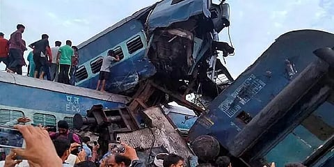 தேவையில்லா பொருட்களை வைத்தே ரூ.2,500 கோடி காசு பார்த்த இந்தியன் ரயில்வே.. எப்படி தெரியுமா?