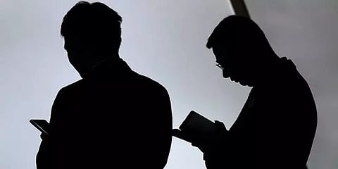 கடன் செயலி மோசடி: டெல்லி போலீசிடம் சிக்கிய கும்பல் - பின்னணியில் சீன நபர்கள்