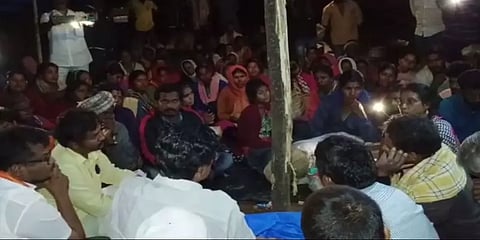 ஒசூர்: கல்குவாரிகளை மூட வலியுறுத்தி ஊரை காலிசெய்து விடிய விடிய போராட்டம் நடத்தும் மக்கள்!