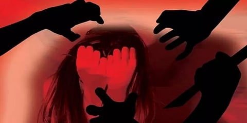 ஓடும் காரில் வைத்து இளம்பெண் கூட்டு பாலியல் வன்கொடுமை - கேரளாவில் அதிர்ச்சி சம்பவம்