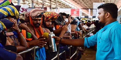 சபரிமலை: பக்தர்களுக்கு ஸ்டீல் பாட்டிலில் நோய் தடுப்புமருந்து கலந்த தூய குடிநீர் விநியோகம்!