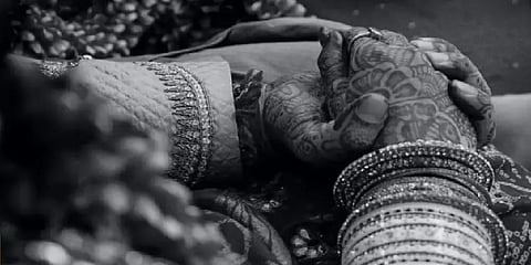 மாலை மாற்றிய நேரத்தில் திடீரென மயங்கி, இறந்துவிட்ட 20 வயது மணப்பெண்.. அதிர வைத்த பின்னணி!