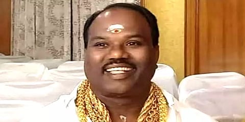அரசுப் பள்ளி மைதானமா, மணல் விற்பனை நிலையமா? திமுக ஒன்றிய குழு பெருந்தலைவர் விளக்கம்