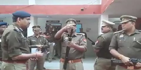 "இது கூடவா தெரியாது?” துப்பாக்கியில் தோட்டா நிரப்ப திணறிய உ.பி. போலீஸ்... கடுப்பான டிஐஜி!