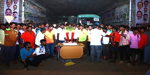 நடுரோட்டில் பட்டாசு வெடித்து கொண்டாட்டம்... சர்ச்சைக்குள்ளான திமுக பேரூராட்சி தலைவர் செயல்