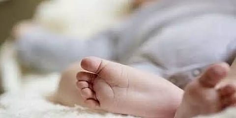 கைக்குழந்தையோடு சண்டையில் ஈடுபட்ட தாய்- 18 மாத குழந்தை தரையில் விழுந்து உயிரிழப்பு!