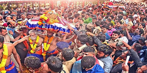 சபரிமலை மகர விளக்கு பூஜை: 2வது நாளாக திருவாபரண பெட்டி ஊர்வலம்!