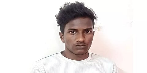மாணவியை ஆபாசமாக படம் எடுத்த ஊழியர் மீது காவல்நிலையத்தில் புகாரளித்த பள்ளி முதல்வர்!
