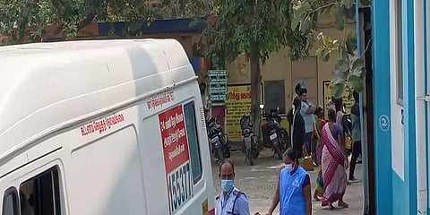 செல்ஃபோன் பேசியப்படியே பைக் ஓட்டிய இளைஞர் - சென்டர் மீடியனில் மோதி நடந்த துயரம்!