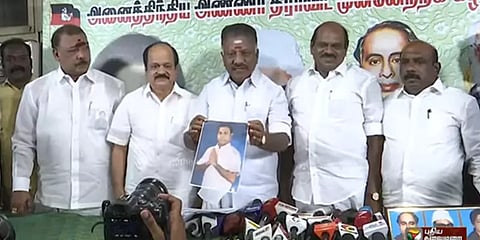 செய்தியாளர் சந்திப்பில் ஃபோட்டோ காண்பித்து வேட்பாளரை அறிமுகப்படுத்திய ஓபிஎஸ்!