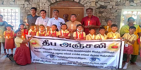 துருக்கியின் துயரச் சம்பவம்: மெழுகுவர்த்தி ஏந்தி தீப அஞ்சலி செலுத்திய பள்ளிக் குழந்தைகள்!