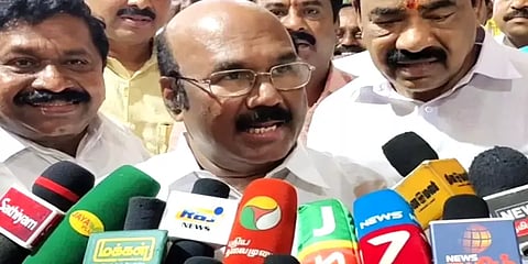 தேர்தல் விதிகளை மீறிய திமுக.. தேர்தல் அதிகாரியிடம் புகார் கொடுத்த ஜெயக்குமார்!