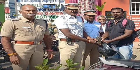 சாலை விதிகளை பின்பற்றிய வாகன ஓட்டிகளுக்கு சிறப்பு பரிசு கொடுத்து அசத்திய காவலர்கள்!