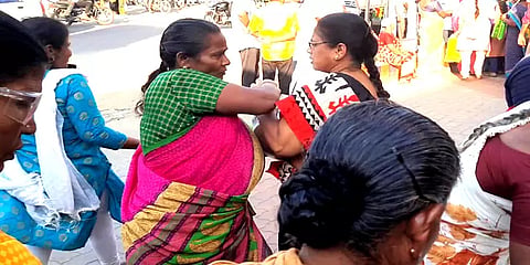 ஈரோடு இடைத்தேர்தல்: ஒரு குடத்துக்கு சண்டையிட்ட இரு பெண்கள் - கனிமொழி பரப்புரையில் சலசலப்பு
