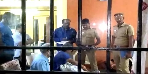 குடும்பத்துடன் சுப நிகழ்ச்சிக்குச் சென்ற ஓய்வு அரசு ஊழியர் வீட்டில் 75 சவரன் கொள்ளை