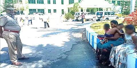 "சொத்தை அபகரிக்க முயற்சி செய்றாங்க.." - குடும்பத்துடன் தற்கொலைக்கு முயன்ற நபரால் பரபரப்பு