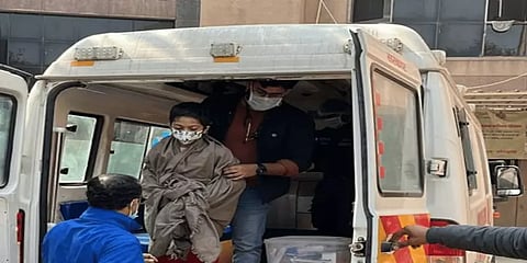 கொரோனாவுக்கு பயந்து 3 ஆண்டுகள் வீட்டிேலேயே முடங்கிக் கிடந்த தாய், மகன் கைது
