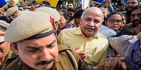 டெல்லியை உலுக்கும் புதிய மதுபான கொள்கை முறைகேடு; மணீஷ் சிசோடியா மீதான குற்றச்சாட்டு என்ன?