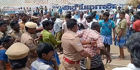 அய்யலூர்; ஆக்கிரமிப்பு கட்டடங்களை அகற்ற எதிர்ப்பு தெரிவித்தவர்களை இழுத்துச்சென்ற போலீசார்