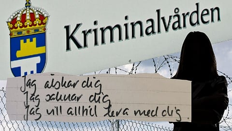 Kriminalvårdare förlovade sig med brottsling: "Jag älskar dig, jag saknar dig, jag vill krama dig"