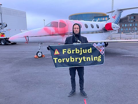 Klimataktivister gripna under morgonen – sprejade flygplan