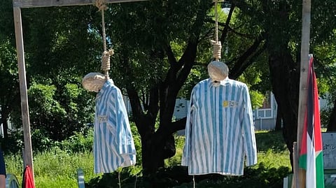 Dockor, iklädda koncentrationslägerkläder, hängdes i en park i Umeå den 18 juli.