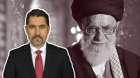 Nima Rostami i förgrunden. Irans högste ledare Ali Khamenei i bakgrunden.