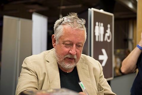 Leif GW Persson gillar inte regeringens politik och vill betala den hotmisstänktes kostnader.