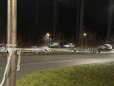 Ung man hittad skadad.