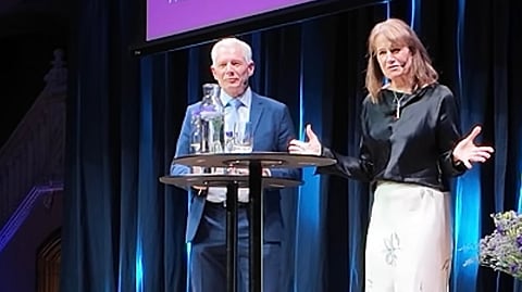 Moderator Anders Sellström pratar med Skellefteås kommundirektör Kristina Sundin Jonsson om Northvolt och Lyten.