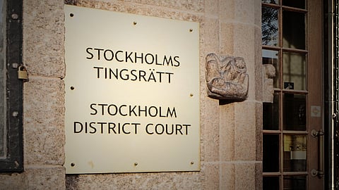 Rättegången hålls i Stockholms tingsrätt.
