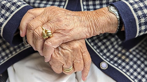 90‑årig kvinna rånad av hemtjänstpersonal - SD kräver full transparens