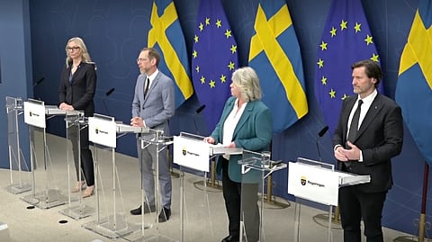 Utegångsförbud för tonåringar kontrollerad av armbandsklockor på gång