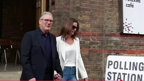 Premiärministerparet, Keir och Victoria Starmer, på väg ut från vallokalen på torsdagsförmiddagen.