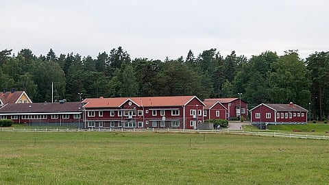 Här på, Rödjan i Mariestad, utreds nu en kriminalvårdare för otillåten kontakt med en intagen.