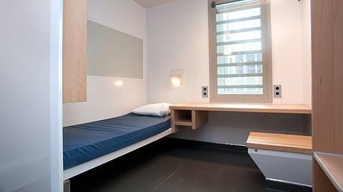 Cell på ett häkte