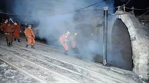Räddningsarbetet försvåras av gasfyllda schakt och rasrisk.