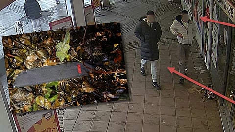 De två åtalade männen samt fodralet till vapnet.