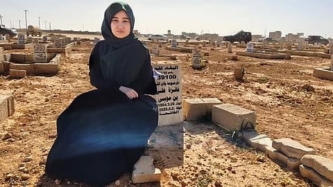 Ala Buisir är född i Irland men har rötterna i Libanon. Hon är djupt troende muslim och är irriterad på det irländska skämtlynnet.
