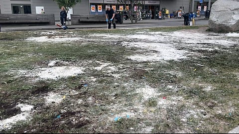 En städfirma städar upp efter studentkaoset på Liljeholmskajen i södra Stockholm.