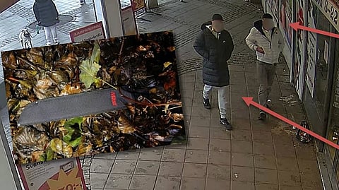 Bild på de två dömda personerna samt fodralet till vapnet